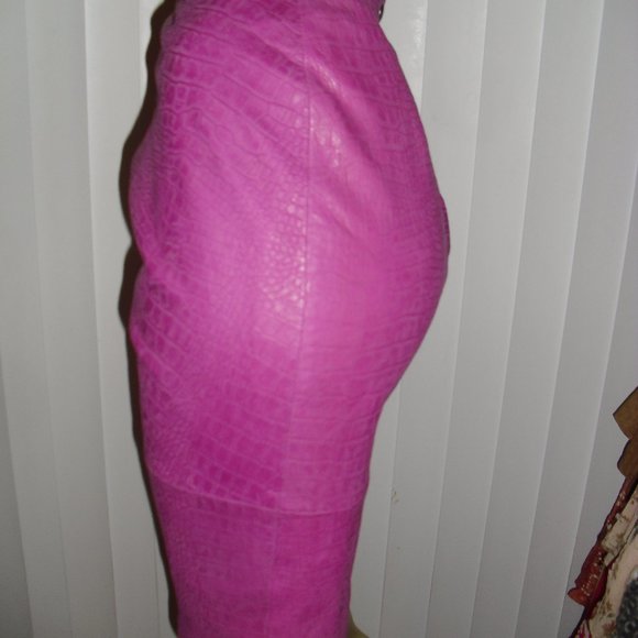 Andrew Marc,genuine leather,pink fuschia,alligator pattern,pencil cut,Brand New - Picture 1 of 6